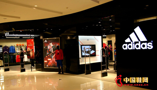      ���й�Ь��-Ʒ�ƶ�̬��ȫ��ڶ���������Ʒ������Adidas AG (ADSGn.DE) ���ϴ�˹�����ܵ������г���ů�Լ��ܲ���ʱ�н�ͷ��Ʒǿ������������һ��������¼��17.3%�ĳ�Ԥ�����������������������г��Ͷ���˹�Ϲ�����1,800��ŷԪ��������2.21��ŷԪ(ͬ������8.2%)�ﲻ���г�Ԥ�ڵ�2.32��ŷԪ��