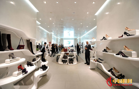 ����Sycamore Partners��2014���չ�����Jones����ʱ��SW�Ѿ���ȫ��ӵ��120���ŵ꣬����һ�����ꡣ���˽ļû���㳤�ڳ��У������ǰ�SW��Jones�а���������ܿ��ַų���Ҫ����SW������Ϣ��ͬʱ�����ǻ���֪��Sycamore����������һЩ�ɷݣ�����ס������������SW�Ĵ����ܼ��ִ����ϯ��