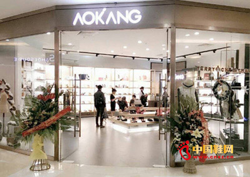 �����¿����ʹ�˾�ش���Ь������������,��ҵ��������ͻ��,Ŀǰ�����в����ܱ�֤��˾�Ĳ�ƷƷ��,�ڲ�Ʒ����ͻ����ͬʱ,��˾����ļ���ʽ����ƽ������רҵ�ꡣ������Ϊ��˾�Դ���רҵ���Ͷ�����δ���ķ�չ����,���ʹ���Ϊһ��ƽ̨ģʽ,��Ϊ��˾δ�����Ƚ������ṩǿ�����ı��ϡ����ǿ��ù�˾�ڶ�Ʒ����Ӫ����Ч�����ȷ���Ļ�����,������ʹݵȳ����ƽ�,��Ʒ�ơ���Ʒ��ĳ������,��ҵԤ�ƽ�������ת��ͬʱ,�붨����ص�ҵ��̽��,Ԥ�ڽ�����������˾�Ĺ�ֵˮƽ��