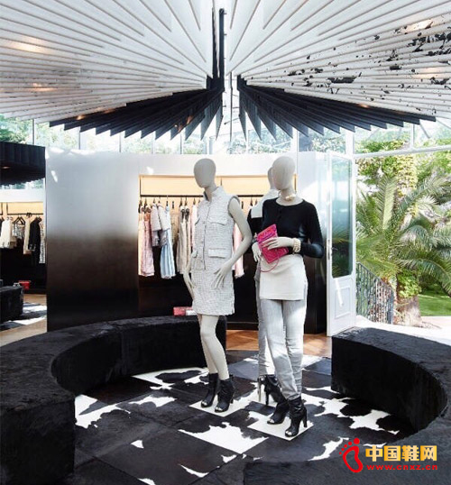 ��������ǰ�������������̵����ζ�����������˾���������ĥ�����������׵�����һ�κܳɹ��Ĵ������Ǿ��Ǻ�֪������net-a-porter����Ůʿ����һ���󵨳��ԡ�����ȫ�»�δ�ھ�Ʒ�����ߵġ�Coco Crush���߼��鱦ϵ�У��ŵ��������������ۡ���Ҫ���ǣ�������Ͼ�Ʒ������ʱ���ڵģ���4��15��һֱ����5��6�գ�һ������ʱ�䣬Ҳ����Ϊ�������ꡱ�������һ���������һ���������ǲ����Ľ��ࡣ