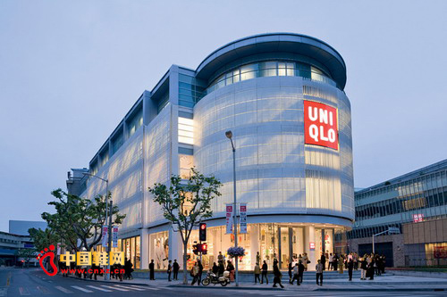 �������գ��ձ����¿������¶����������׿��ֻ�����Ӧ�ã���ΪUNIQLOCAMERA�����˽⣬�˿�Ӧ��רΪ��ͯ��ơ��û�����ͨ���˿�Ӧ��Ѱ�����¿��ŵ������صĿ�ͨ�������������Ӱ��������ͨ�����ŵ�Ļ���ɫ��������ͨ��������廭�档�˾������ڸ������¿�С���ѡ��������֦����סС���ѵ�����ס���ˡ�