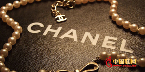 �������ų���̵��ݳ�Ʒ�����ζ�����ʼ��С���������Ĵ������ڵ��̷��������³��ԡ�����Ϣ�ƽ�����Щʱ���佫��ʼ����������ƽ̨�������۾���Ʒ�����ζ�(Chanel)ʱ���ܲ�BrunoPavlovsky����3�µ�͸¶����2016��������Ȼ���ļ��ȣ����ζ�����ʽ�Ƴ�ȫ���Ե������硣