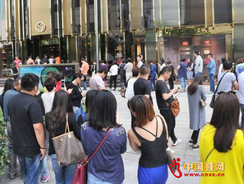 ���ܣ�GUCCIר�����ſڣ��������ų������еȴ��볡