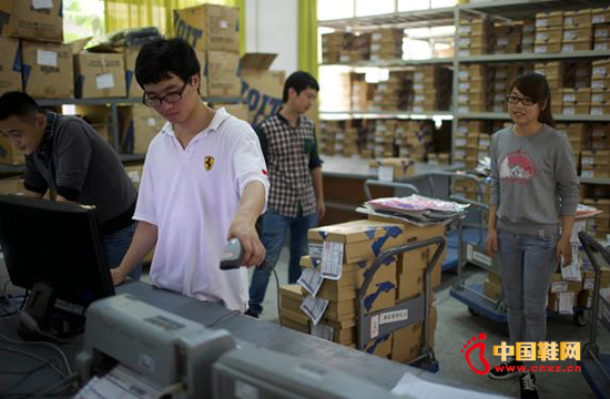 2015��4�£�������������Ь���Ĳֿ��Ա������æ�ڷ����Ա��ϵĶ����������ն�������ӡ��ݵ��Լ��������Ь���������Ѿ���Ϊ��ˮ��ҵ��