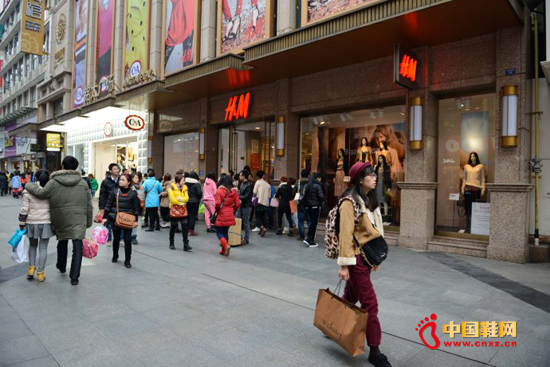 �����ڴ�ͳ�ٻ�ҵӭ���ص��֮�ʣ�һ����ʱ��Ʒ��ȴ������ҵ�����Ĵ󱳾������ж������ռ�ݴ��г��лƽ�ضΡ�������ͳ�ٻ�ҵ�ĸ��ݵأ�����ѳ�Ϊ�˿�ʱ�е����á�