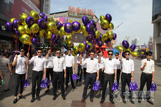 һȺ�ᾢʮ���˧�������־ٲ�ɫ��������ڽ�ͷ