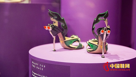 ����Ь�Ŀ���˵������ʵ�����֮һ�������������˼�����Ҳ�Ծɿ��Դ�����������Ь�񣬼��׳Ƶġ���򼾫�����ԣ�������ȱ����¾�����ÿ��ֻ�ܴ�һ˫������׶ص�ά�����ǺͰ������ز����(Victoria and Albert Museum�����¼�� V&A)���ھٰ�һ����Ь���йص�չ������Ь�ģ�������ʹ��Ľ�֯����