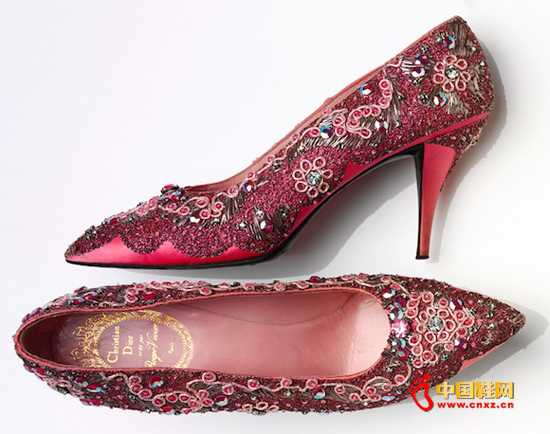 ����Ь�Ŀ���˵������ʵ�����֮һ�������������˼�����Ҳ�Ծɿ��Դ�����������Ь�񣬼��׳Ƶġ���򼾫�����ԣ�������ȱ����¾�����ÿ��ֻ�ܴ�һ˫������׶ص�ά�����ǺͰ������ز����(Victoria and Albert Museum�����¼�� V&A)���ھٰ�һ����Ь���йص�չ������Ь�ģ�������ʹ��Ľ�֯����