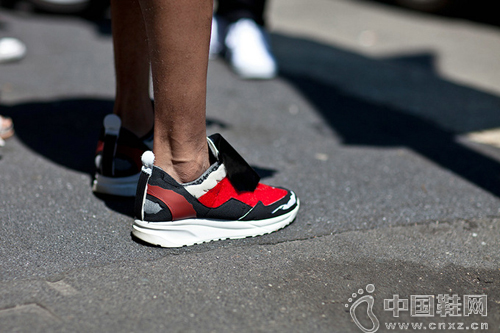 ����ʱװ�ܳ������Ь������