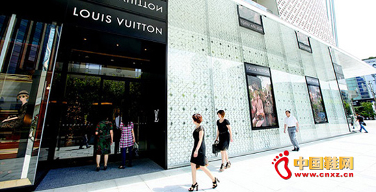 �����ݳ�Ʒ�Ķ���,Gucci ��һ�������뱩��7.9%���ܹų�(Gucci)Ʒ�ƹ������ȥһ�귢�����츲�ر仯�������������죬�������Ʒ�Ƽ������٣���ֹ2015��3�µ�Gucci���밴�̶����ʼ���ɱȻ����ϱ���7.9%��Զ���ڷ���ʦ����3-6%��Ԥ�ڡ�