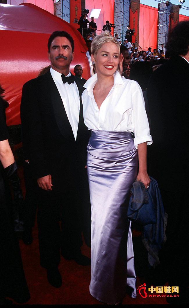 1998 ��ɯ�ʡ�˹ͨ�ٴ���һ�� GAP ��ɫ���´��� Vera Wang ����ɫ��ȹ��ϯ�˰�˹���佱��