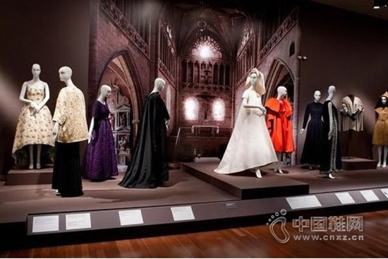 ������WWD�������������ѯ��˾���¹����ݳ�Ʒ���̵ı���ָ����Ŀǰȫ���ݳ�Ʒ����ռ�ݳ�Ʒ�����ܶ��6%����140��ŷԪ��Զ����2009�������Ԥ��2015������ݳޱ�ռ�ص�2%��ͬʱ���˴α����ٴ�Ԥ�⣬��2025�꣬�ݳ�Ʒ�ĵ��̱��ؽ������ڵ��������ﵽ�����۶��18%��