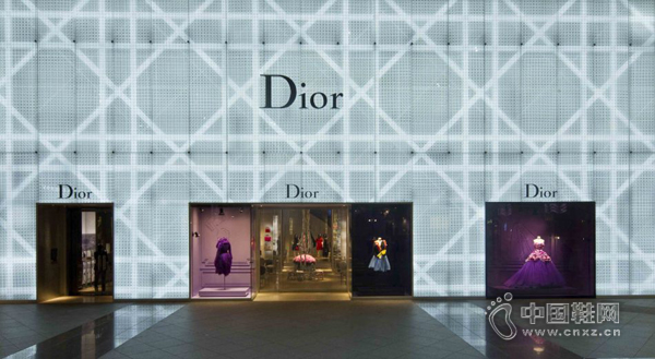 ����������֪��ǰ���й��ݳ�Ʒ�г�������һƬ���Ե�״̬���ܶ��ݳ�ƷƷ��Ϊ���ҵ��Ҳ����4�¿�ʼ�����˴��۽��۴�ʩ�������еĴ��ƻ��ر��˲��ٵ��й����̡���Դ˾����ϰ�(Dior)���ŵ�ҵ������û���½�����������15.8%���ϰ�֮��������סҵ��Ҳ�������Ĳ��ֲ����йأ��ⲻ���̺���֮����صϰ��ֽ�פ���ô����׼��ŵꡣ