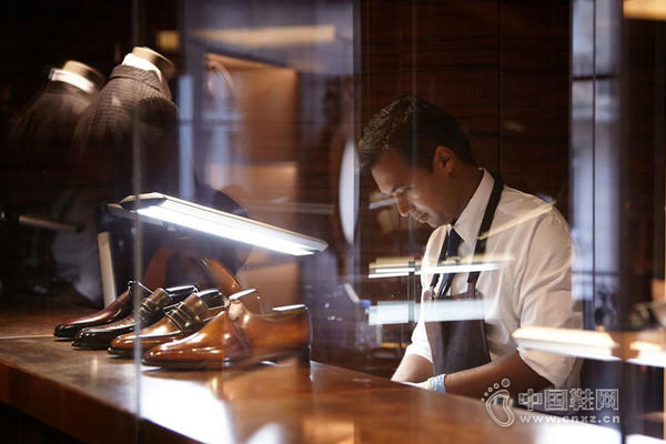 Berluti���ר�Ŵ�����Ь���ƣ�һֱ��1993�걻LVMH�����չ�ǰ���ɼ����Ĵ��˾�Ӫ��