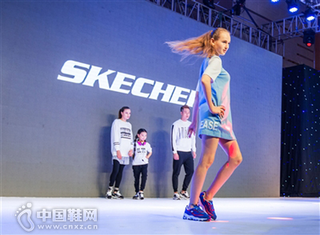 �¿���˹�����ں���ǩԼ��ʽ�Ͼ���ģ������