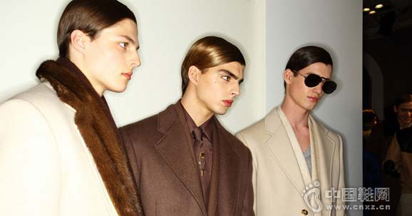 ������˼��(Versace)������������2015���＾�ؿ�������������͵꣬��2009��ر���Ʒ�ƶ�������ֱӪ�꣬����ʱ�������Versace��Ŀ���������ձ��г��ϡ������й���½�͸۰��г��Ĳ���������Ϊ�˻�ȡ�߶�����������һ�ȳ����ձ����ݳ�Ʒ��ҵ�ֿ�ʼ�ع��ձ���