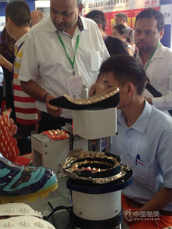 ��������ԱΪ�����չ����ʾ����í���ƶ�Ь��