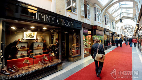 JimmyChoo���������2015���ϰ���Ʊ��������ᵽ���ϰ���������ͬ������3.3%��������2014����ȫ��5.7%�����µ�