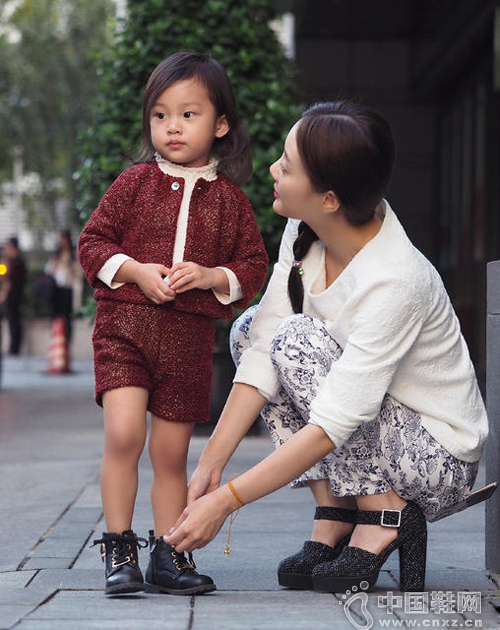 ��С贶��ڽ�ͷΪŮ��ϵЬ��