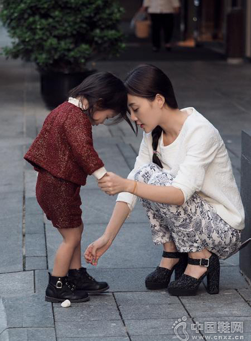 ��С贶��ڽ�ͷΪŮ��ϵЬ��