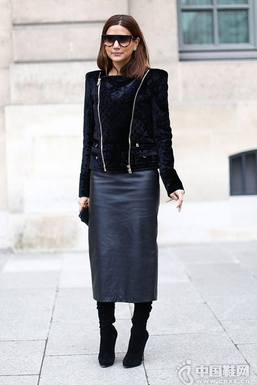 ����ڰ�ɫ�������������Ͻ��ģ�