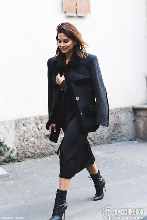 ����ڰ�ɫ�������������Ͻ��ģ�