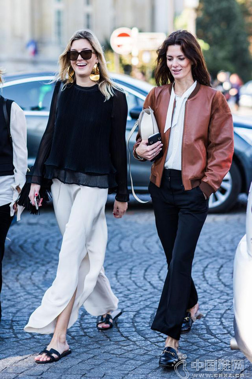 ����ڰ�ɫ�������������Ͻ��ģ�