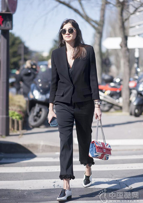 ����ڰ�ɫ�������������Ͻ��ģ�