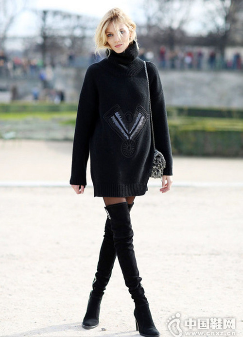 ����ڰ�ɫ�������������Ͻ��ģ�