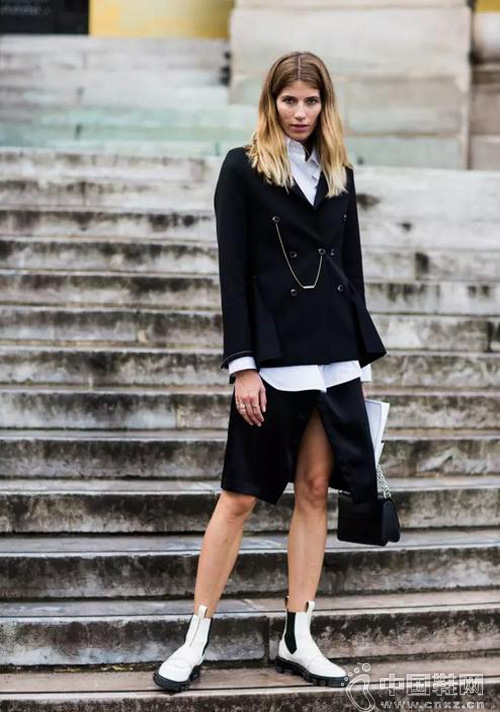 ����ڰ�ɫ�������������Ͻ��ģ�