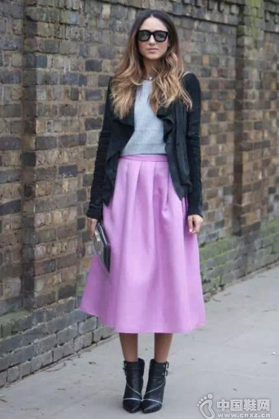 ���ĳ���ʾ���λ���ɫ����