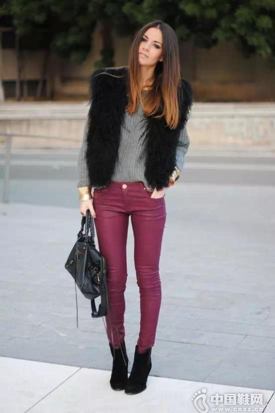 ���ĳ���ʾ���λ���ɫ����