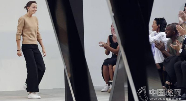 �����г��ܼ೩̸С��ЬStan Smithʱ��ô���