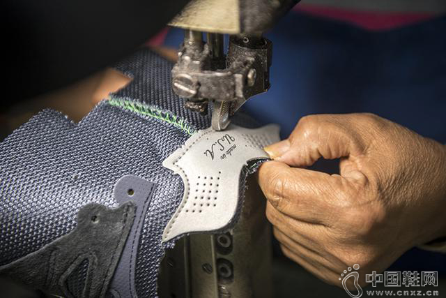 һ˫NB�˶�Ь������Ƴɵ�