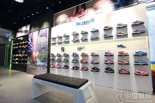 ��ЬƷ��Saucony�µ��פ�Ϻ���ɽ��԰��֮��