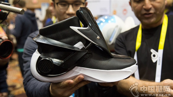 �Ϳ˰��ϲ����ɣ���˫����Ь���Ե����¶�