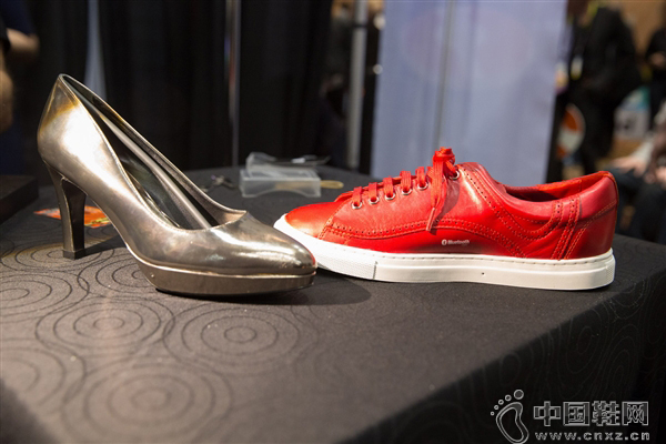 �Ϳ˰��ϲ����ɣ���˫����Ь���Ե����¶�