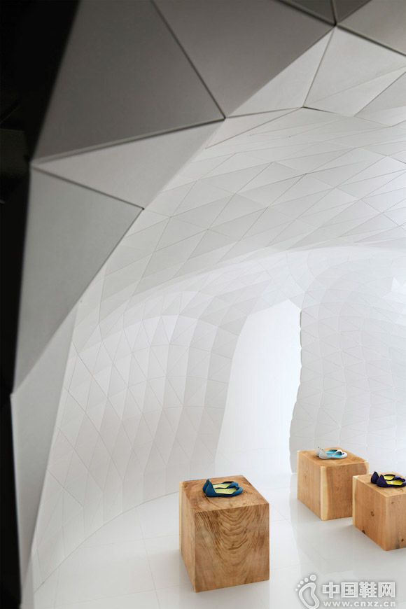 ��Ҷ���Ь���Ȼ�ڵ������һ��ɽ��