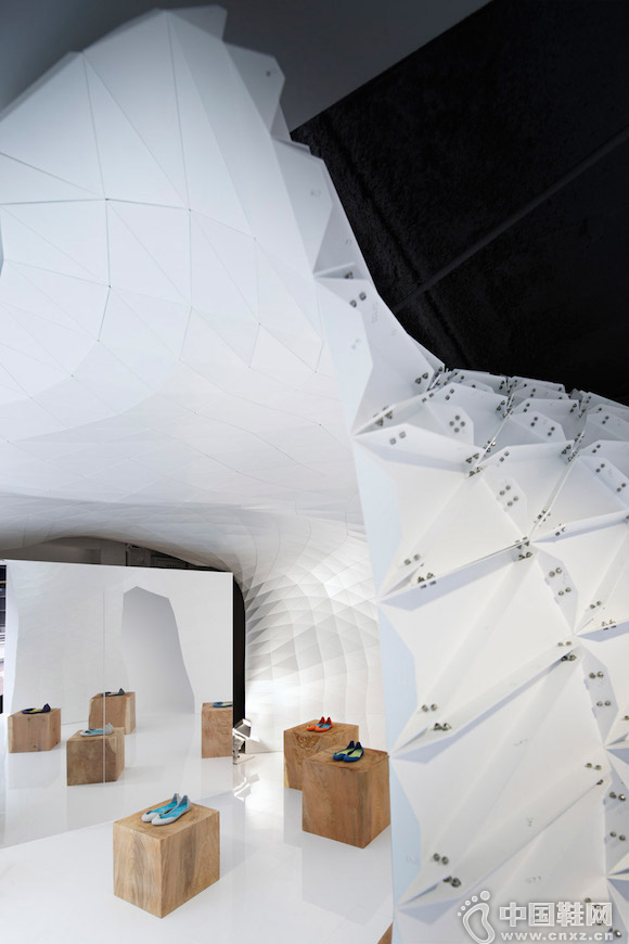 ��Ҷ���Ь���Ȼ�ڵ������һ��ɽ��