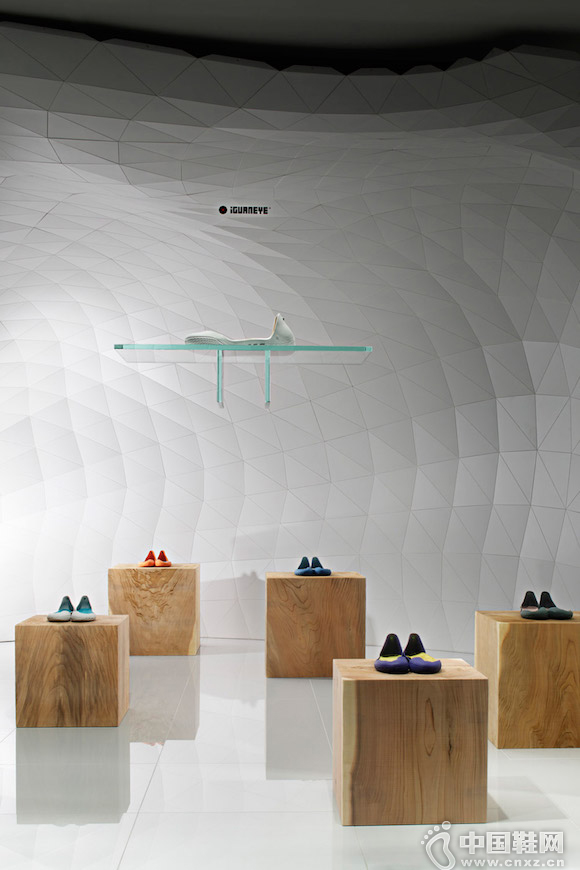 ��Ҷ���Ь���Ȼ�ڵ������һ��ɽ��