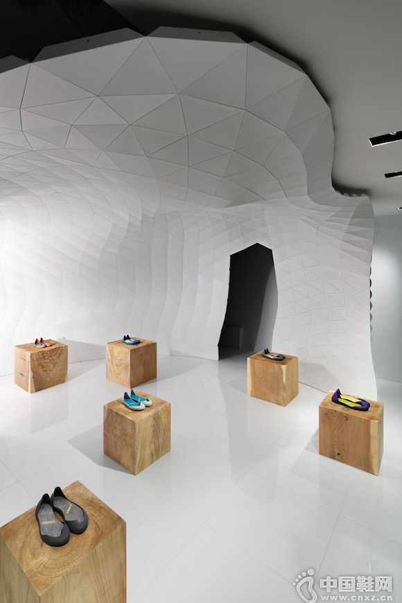 ��Ҷ���Ь���Ȼ�ڵ������һ��ɽ��