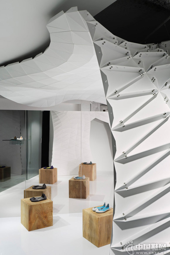 ��Ҷ���Ь���Ȼ�ڵ������һ��ɽ��