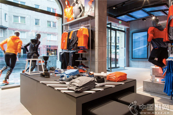 �˶�Ʒ��New Balance�ڰ��ֿ��˵�һ���콢��