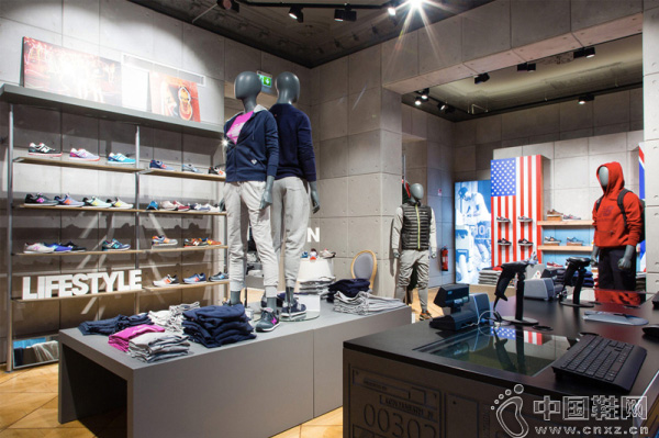 �˶�Ʒ��New Balance�ڰ��ֿ��˵�һ���콢��