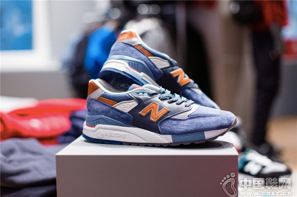 �˶�Ʒ��New Balance�ڰ��ֿ��˵�һ���콢��