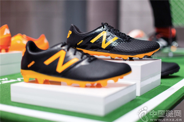 �˶�Ʒ��New Balance�ڰ��ֿ��˵�һ���콢��