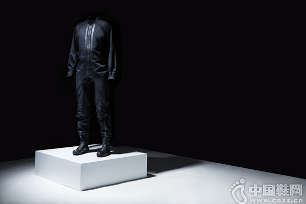 ���Ϻ�ɽ��ҫ˾������Y-3����һ��̫��װ��