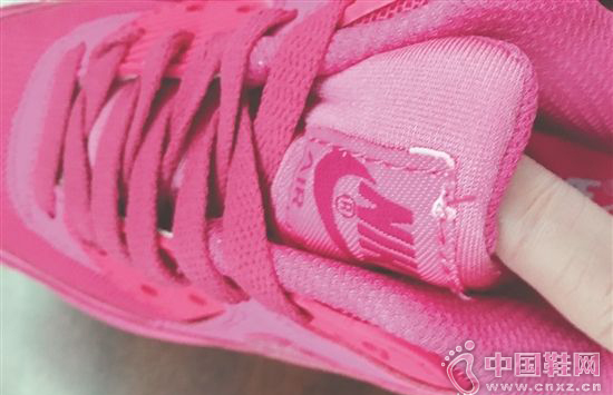 ��С��ͨ�����ں��򵽵�Ь