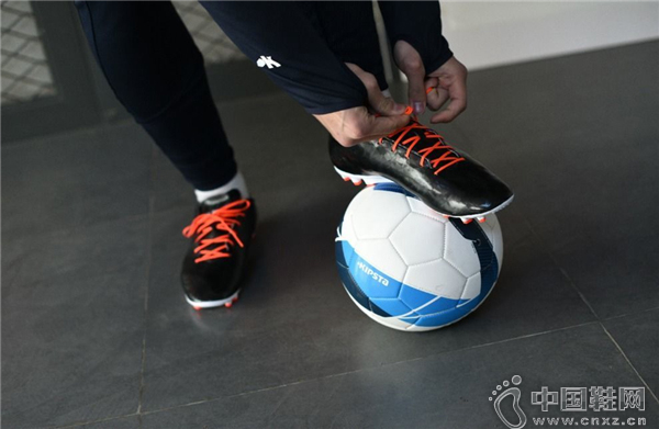 �Ͽ�ٯ����һ˫����Ь��רΪ�й��򳡶���