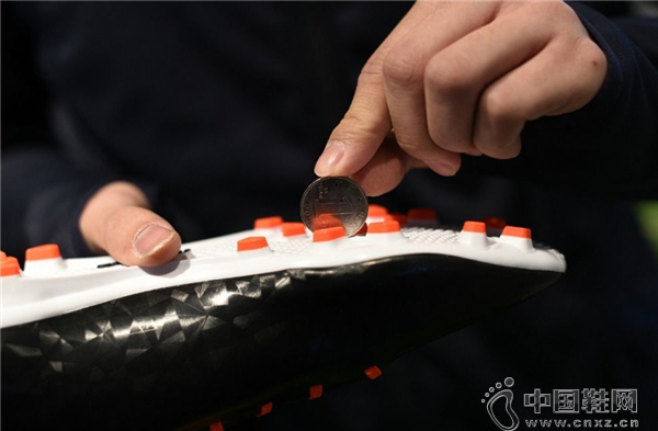 �Ͽ�ٯ����һ˫����Ь��רΪ�й��򳡶���